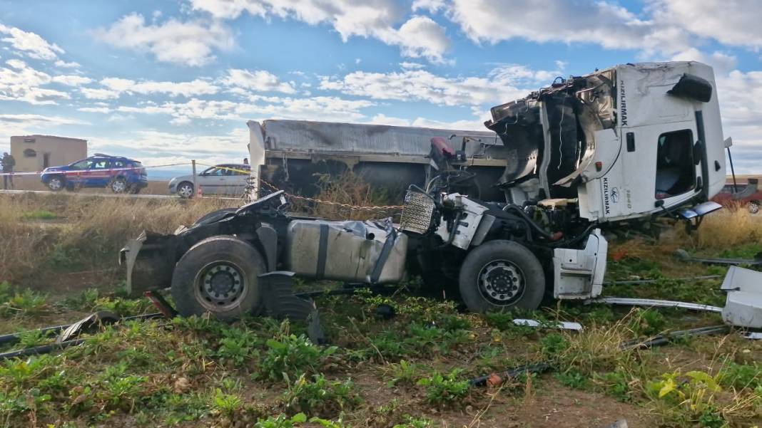 Çorum'da tarım işçilerini taşıyan minibüsle zift yüklü tanker çarpıştı: 1 ölü 18 yaralı 2